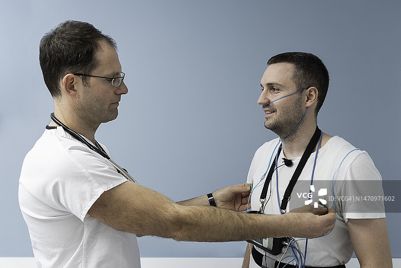 医生为患者准备多导睡眠图检查图片素材