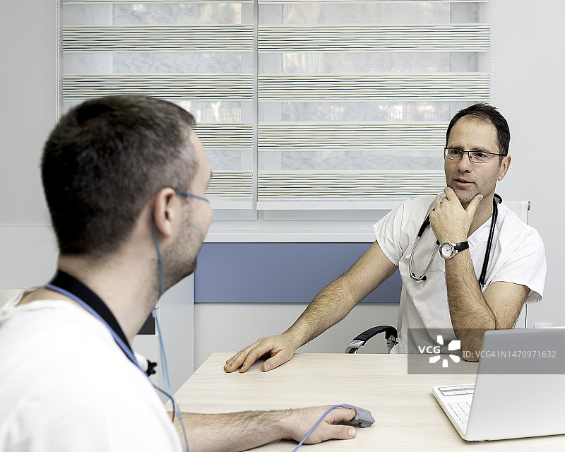 医生为患者准备多导睡眠图检查图片素材