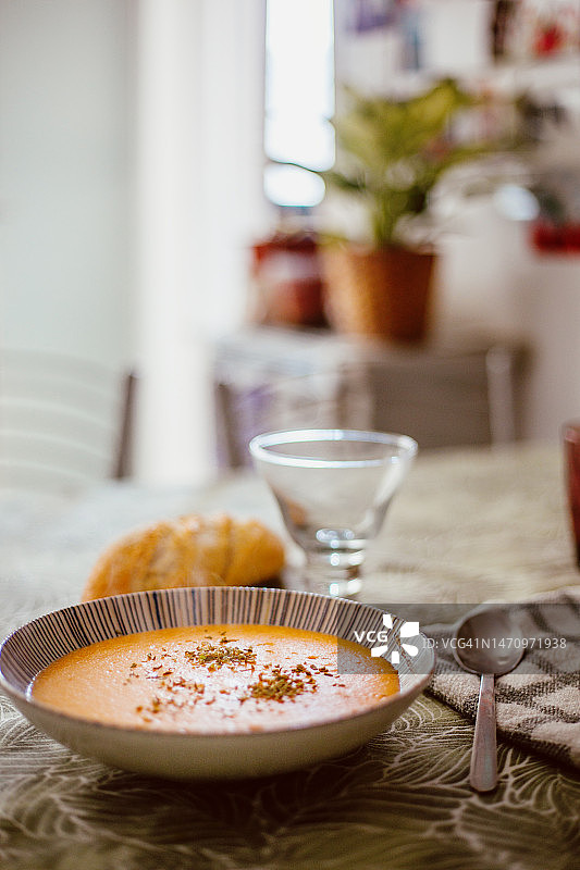 餐桌上的胡萝卜汤图片素材