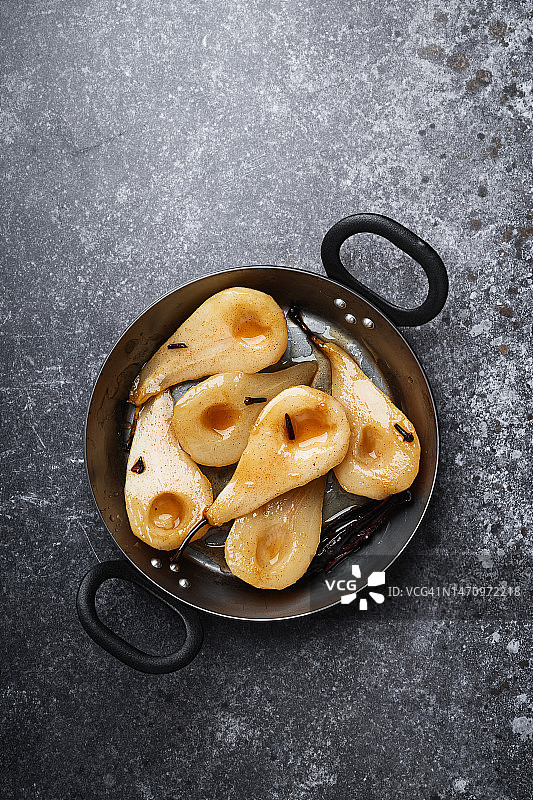 烹饪锅中的纯素甜点水煮梨图片素材