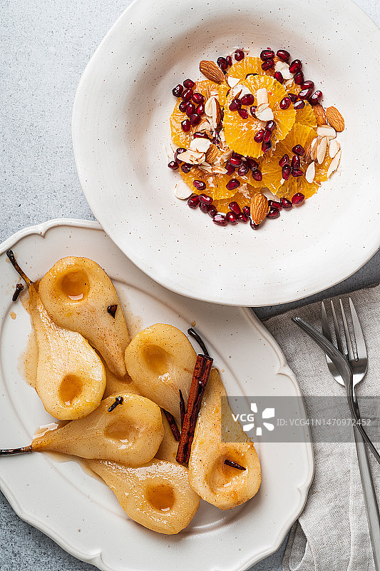 纯素甜点背景：水果沙拉和水煮梨图片素材