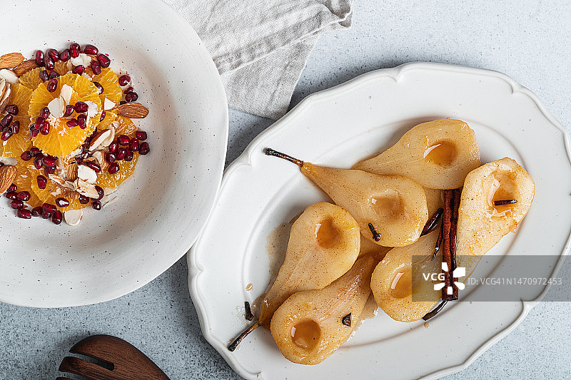 纯素甜点背景：水果沙拉和水煮梨图片素材