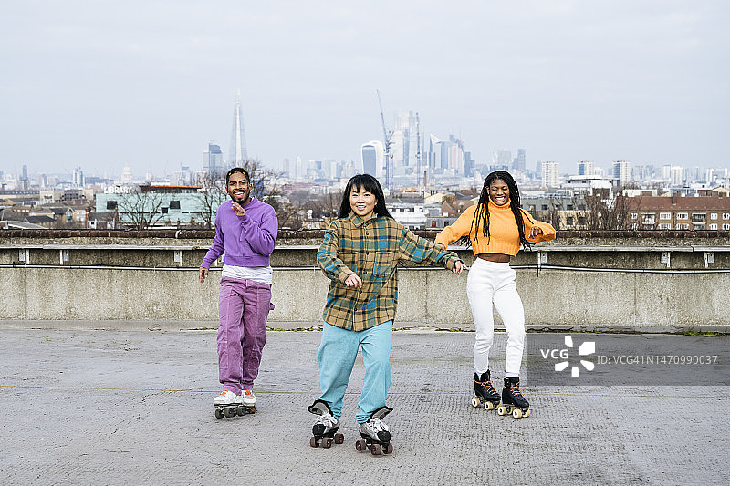 在车库顶楼练习轮滑的滑冰者图片素材