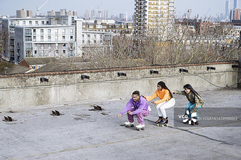 轮滑者以下蹲姿势互相跟随图片素材