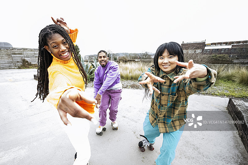 户外运动的轮滑者嬉戏肖像图片素材