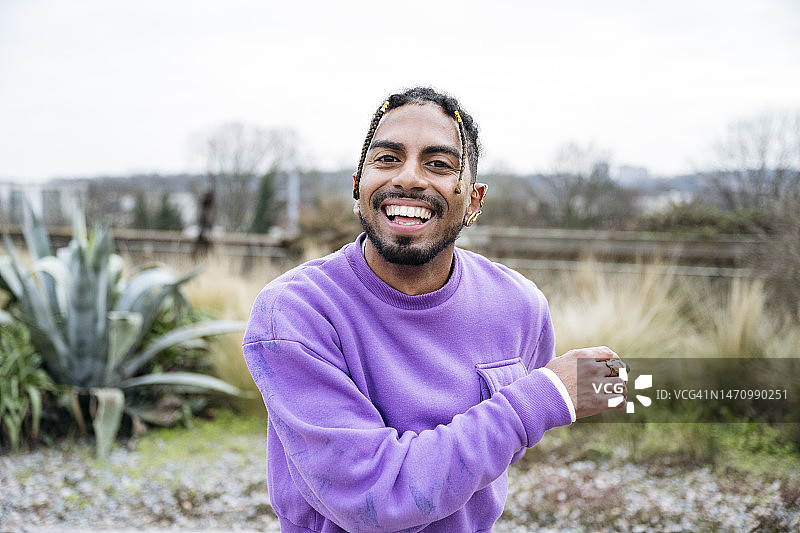 快乐的年轻黑人男人的抓拍肖像图片素材