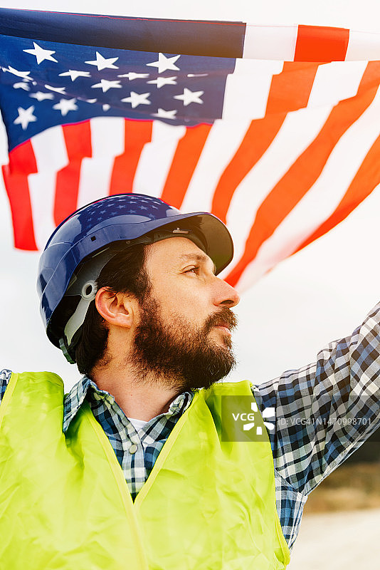 在工作场所手持美国国旗的男人图片素材