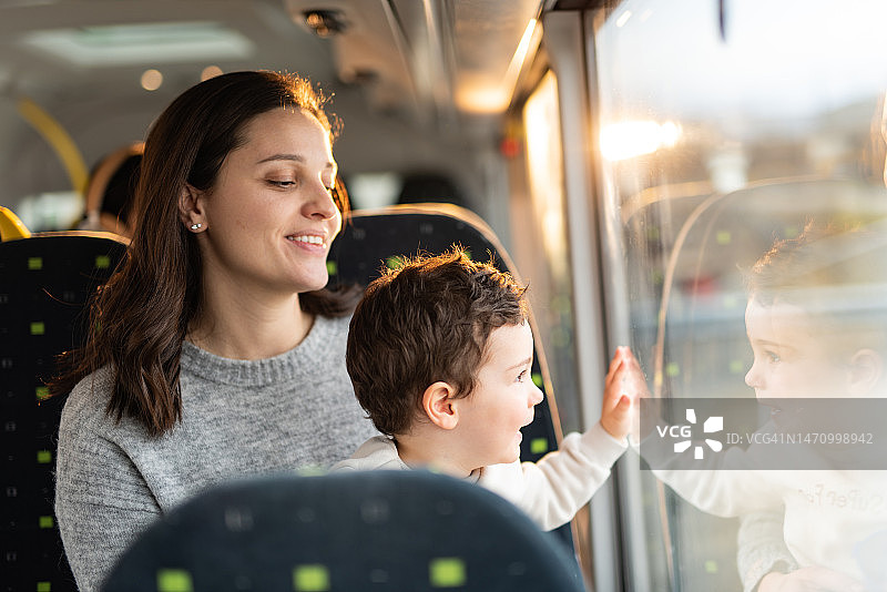 母子乘坐巴士旅行图片素材