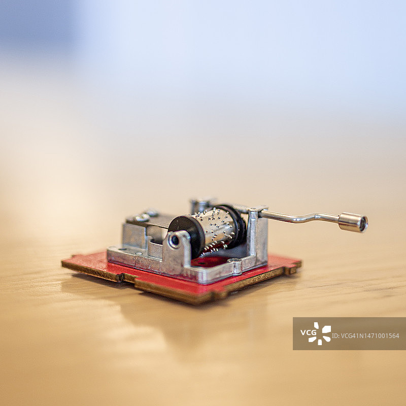 迷你手摇风琴特写图片素材