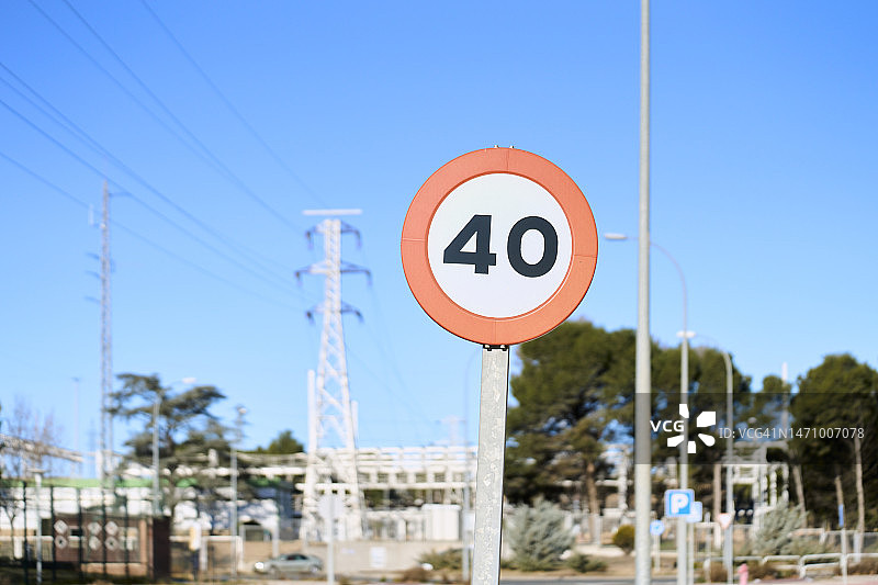 街道电线杆上圆形交通限速40标志特写图片素材