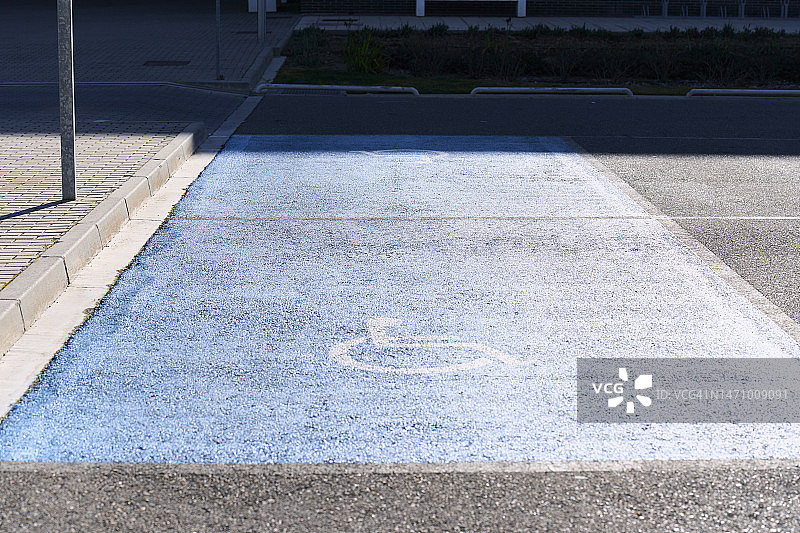 停车场内无人场所的残疾人标志高角度正面视图图片素材