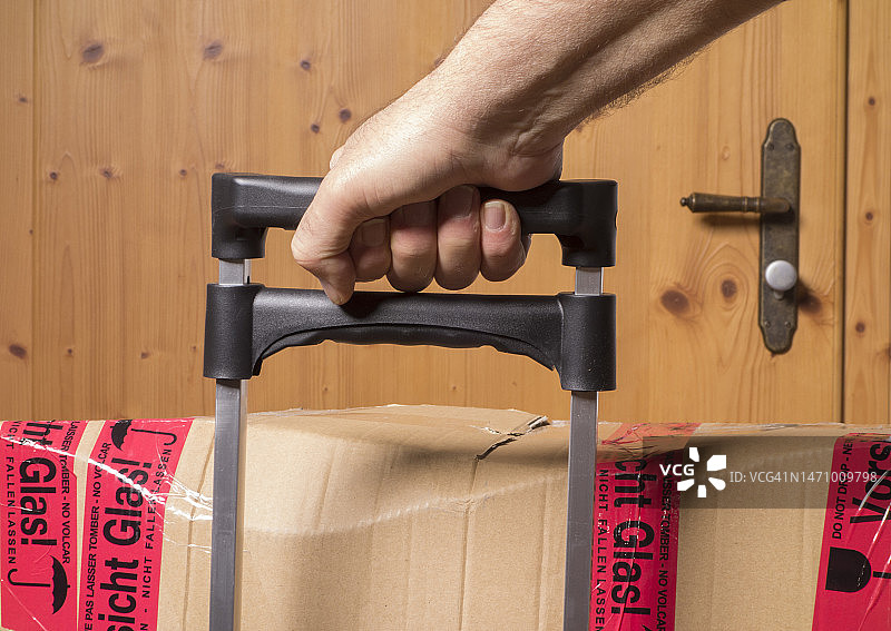 装载重物的手推车或麻袋车图片素材