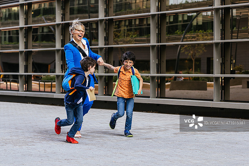 放学后共度时光的幸福三口之家图片素材