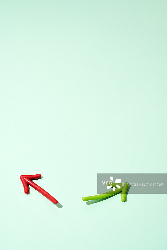 绿色背景上指向相反方向的箭头图片素材