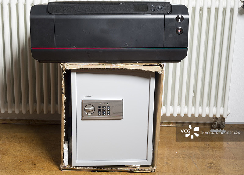 带有照片打印机的保险箱图片素材