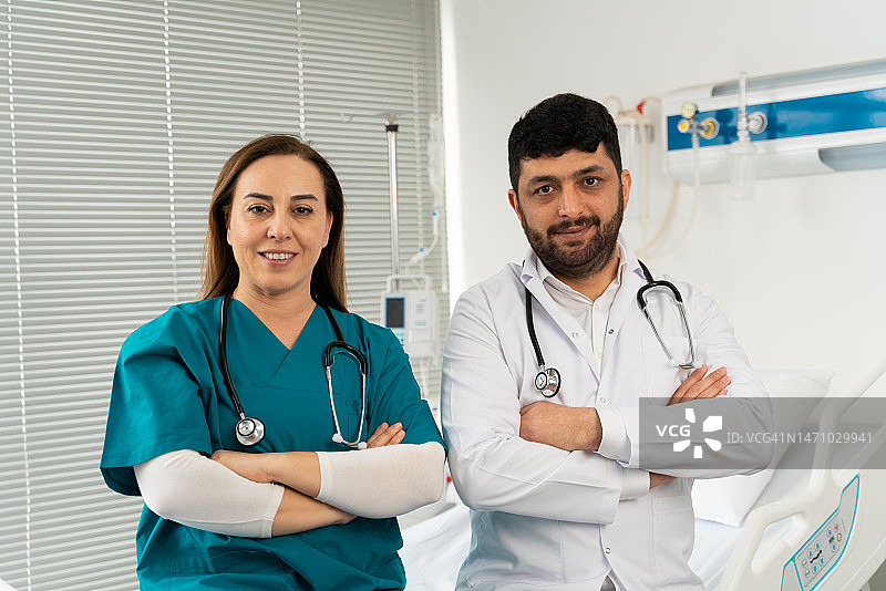 医院里充满微笑和自信的医护人员图片素材