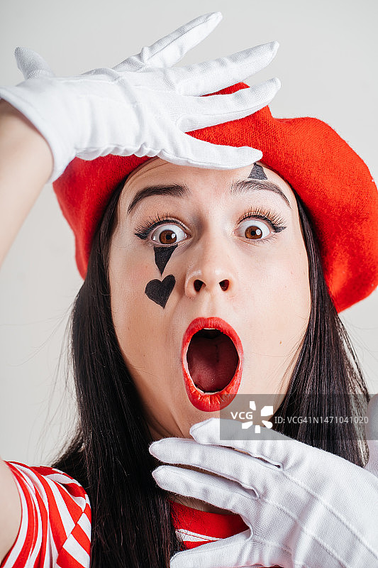 愚人节女孩哑剧表演图片素材