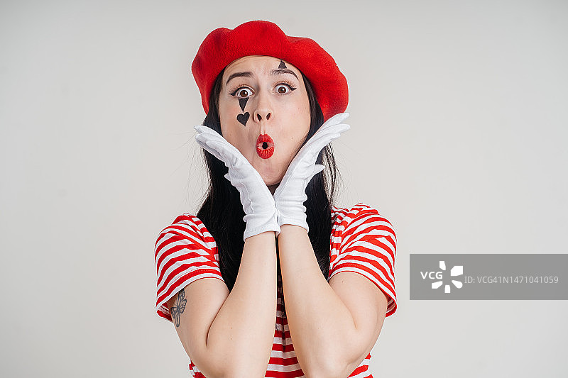 愚人节女孩哑剧表演图片素材