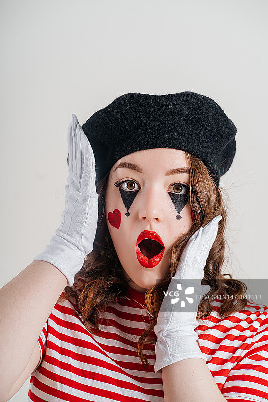 愚人节女孩哑剧表演图片素材