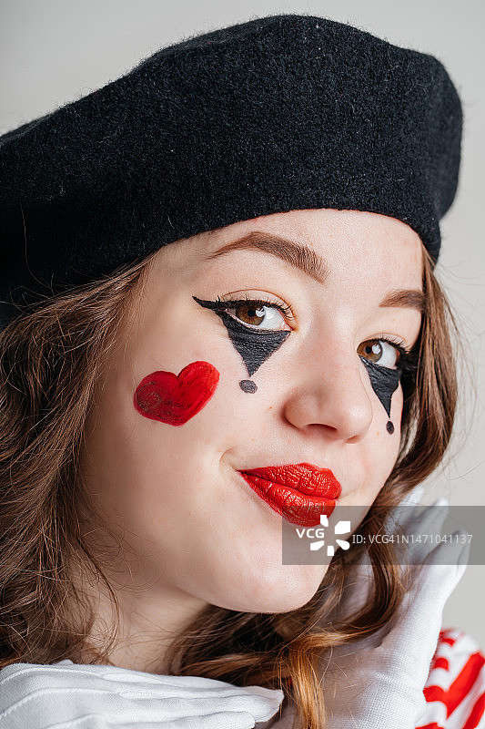 愚人节女孩哑剧表演图片素材