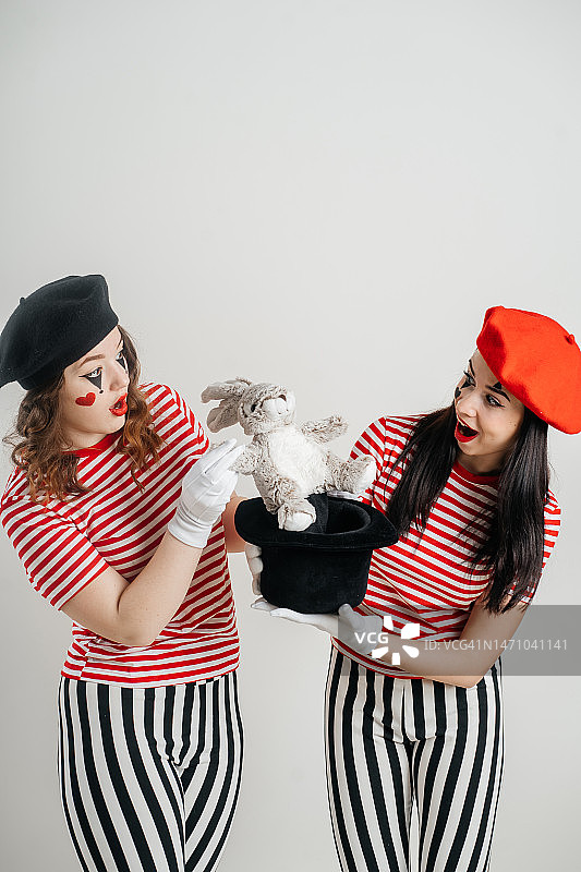 愚人节的双人哑剧表演图片素材