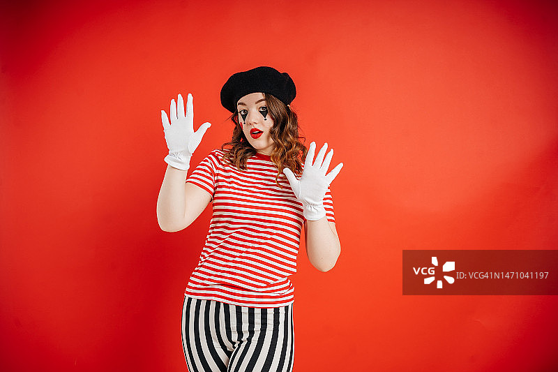 愚人节女孩哑剧表演图片素材