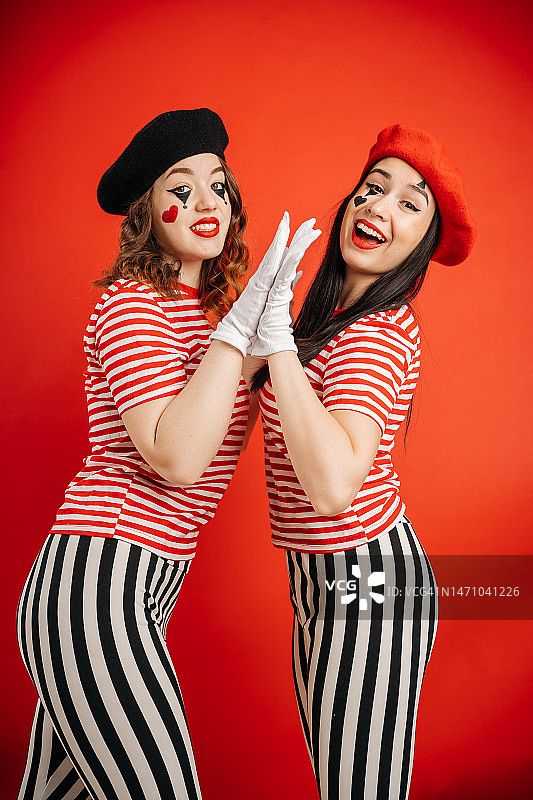 愚人节两个女孩哑剧表演图片素材