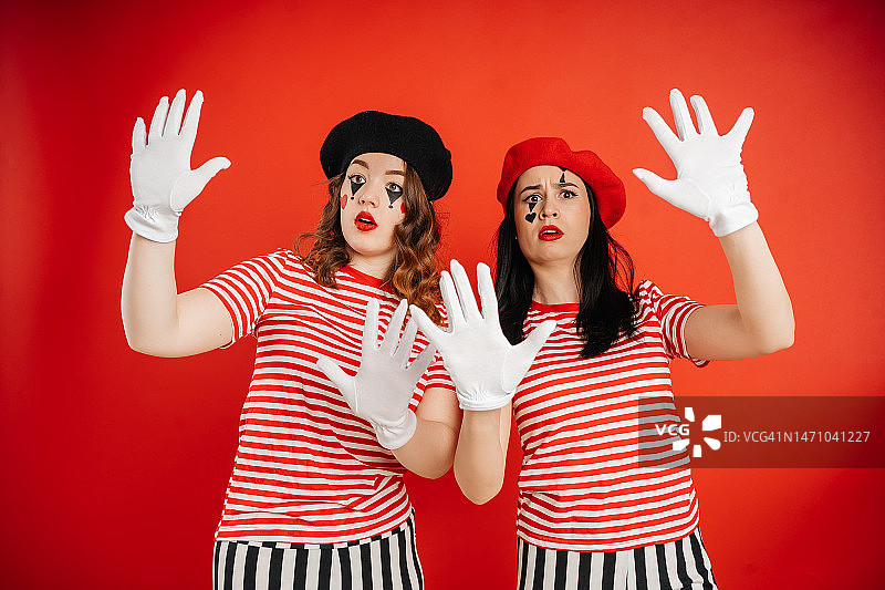 愚人节两个女孩哑剧表演图片素材