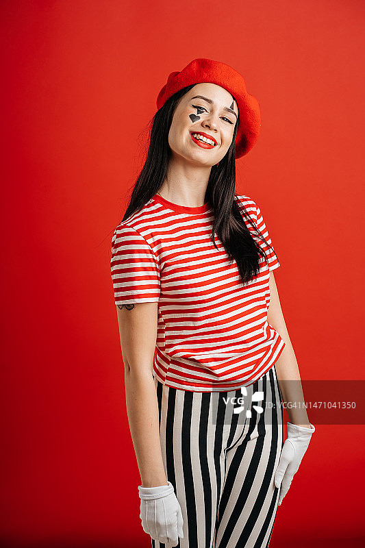 愚人节：美丽的哑剧女孩的化妆哑剧表演图片素材