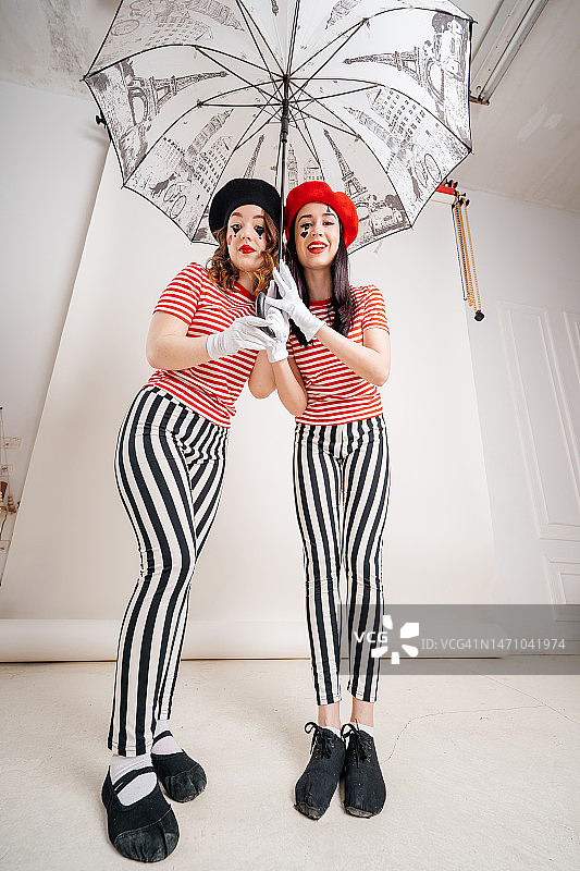 在愚人节表演哑剧的两个女孩图片素材