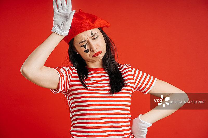 愚人节：美丽的哑剧女孩的化妆哑剧表演图片素材