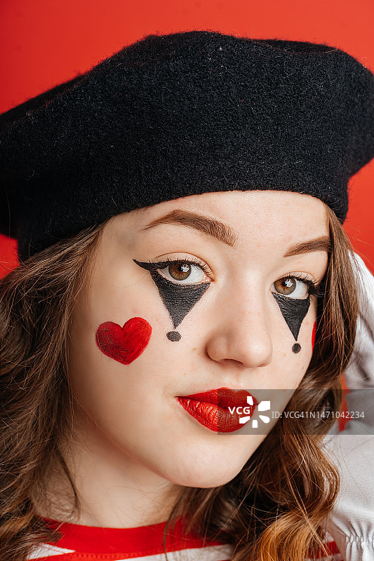 愚人节：美丽的哑剧女孩的化妆哑剧表演图片素材