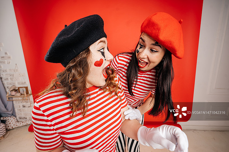 愚人节：滑稽哑剧女孩做鬼脸图片素材