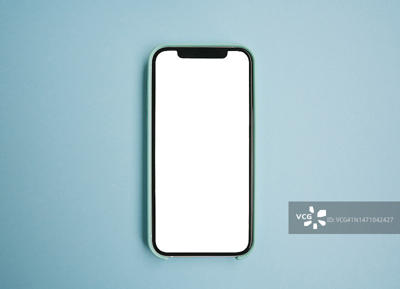 蓝色背景上带有白色空白屏幕的智能手机，用于模型或复制空间图片素材