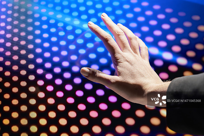 人手触摸触摸屏技术的背影图片素材