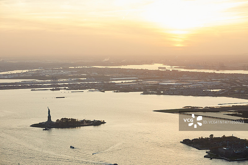 纽约市自由女神像和埃利斯岛的日落航拍照片图片素材