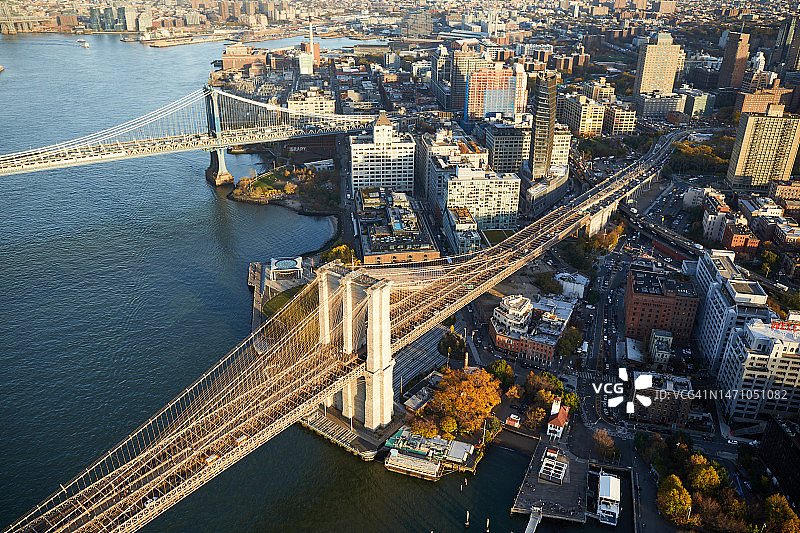 飞越东河的航拍图，可看到布鲁克林大桥和曼哈顿大桥图片素材