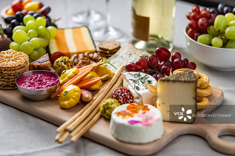 熟食奶酪和水果拼盘图片素材
