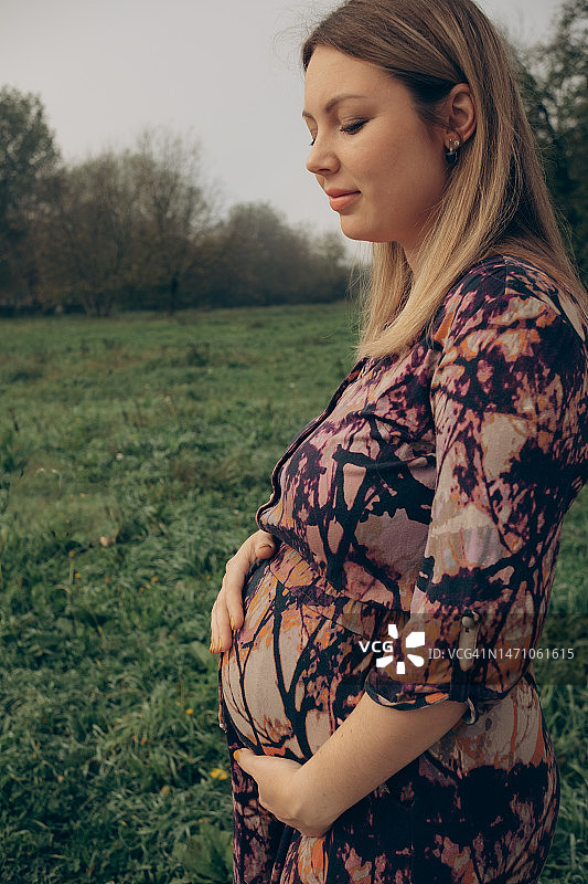 金发怀孕女孩户外肖像图片素材