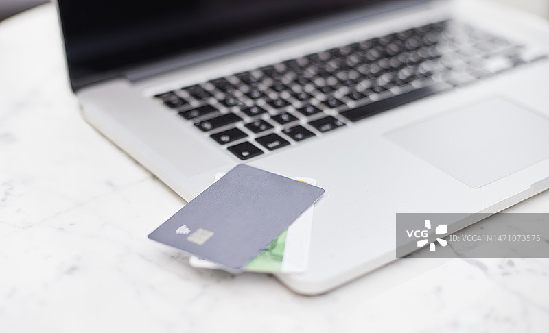 笔记本电脑上的信用卡图片素材