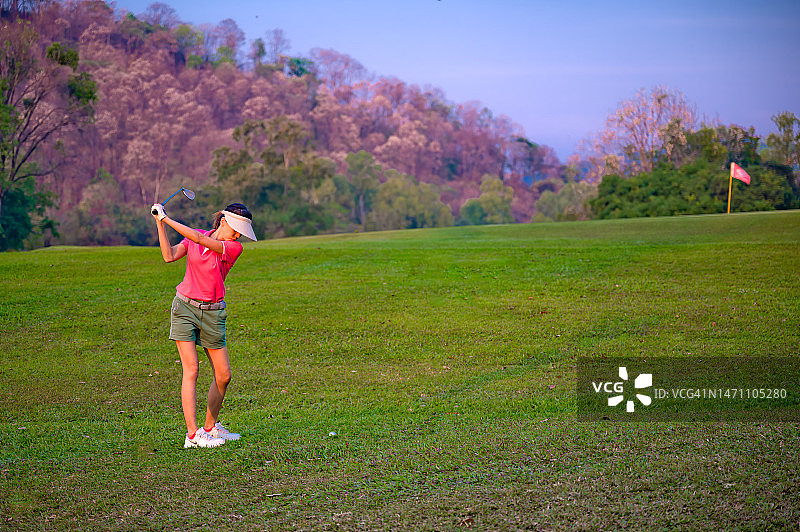 女高尔夫球运动员图片素材