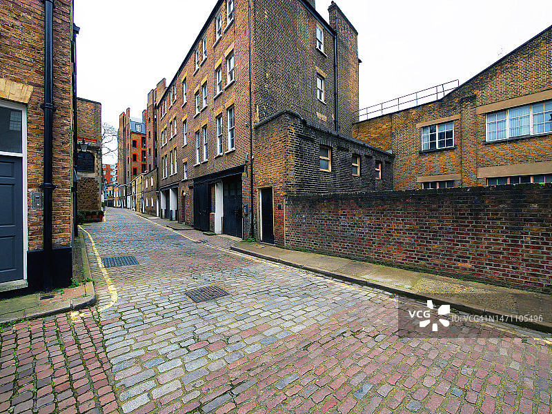 伦敦帕丁顿鹅卵石街道和风化砖房图片素材