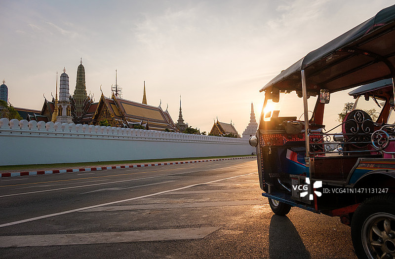 在皇宫前停放的嘟嘟车出租车图片素材
