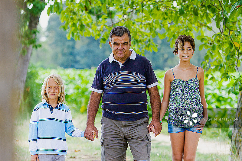 爷爷和侄子们在乡下户外图片素材