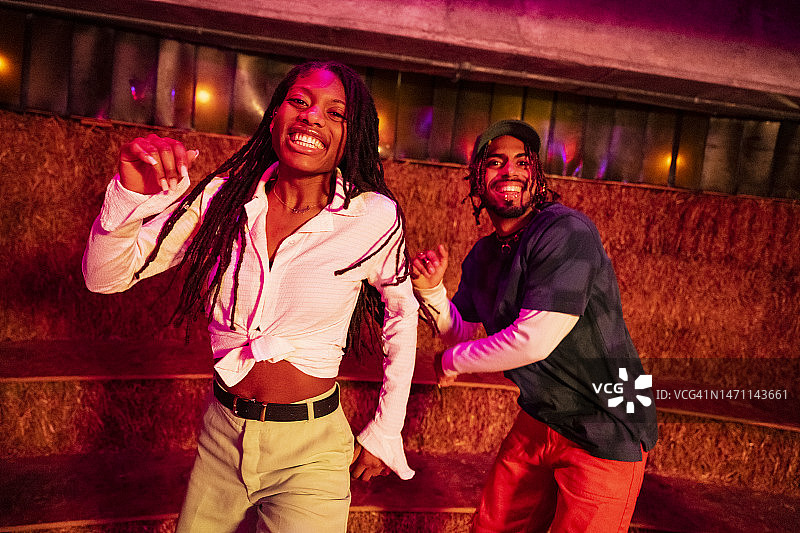 年轻的黑人轮滑舞者在迪斯科环境中滑冰图片素材