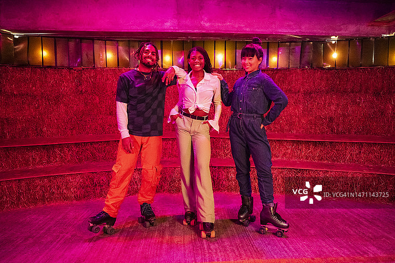 黑人和亚洲轮滑迪斯科舞者的霓虹肖像图片素材