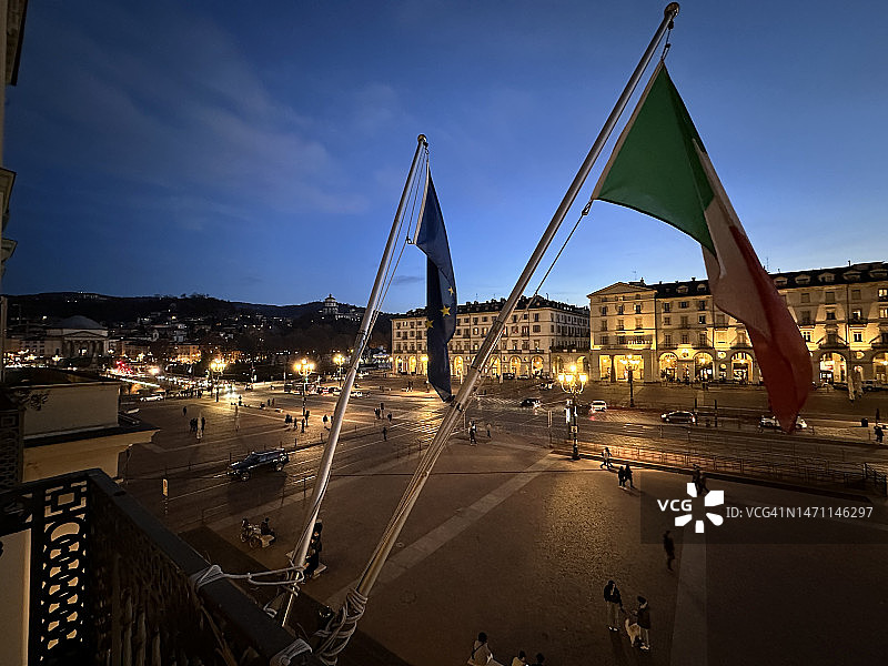 夜幕下的旗帜图片素材