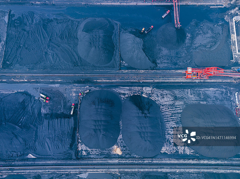 煤炭储存场推土机鸟瞰图图片素材