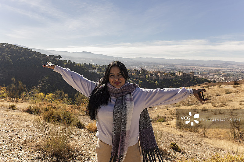 在山上的印度女游客图片素材