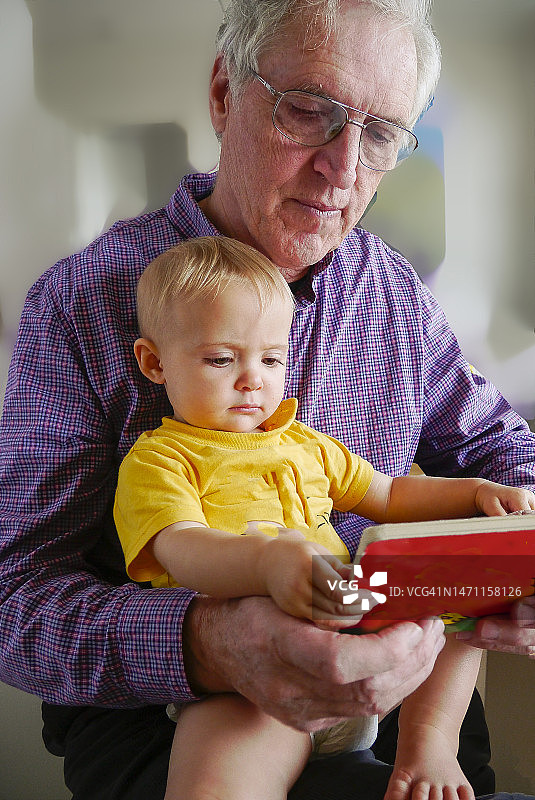 祖父为小孩读书图片素材